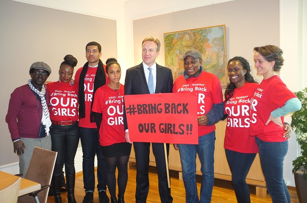 Foreign Minister Brende (middle) poses with organizers of a recent protest action against Boko Haram 