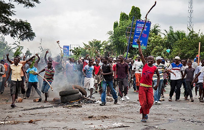 Demonstrators take part in a protest in Bujumbura on 13 May 2015. AFP/ LANDRY NSHIMIYE