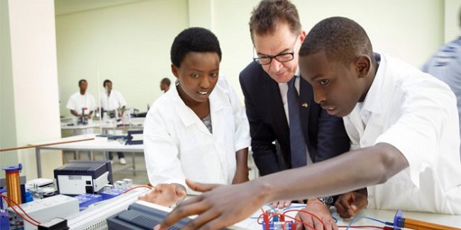 Minister Mueller with Polythechnic students in Kigali, Rwanda.  Photo: BMZ