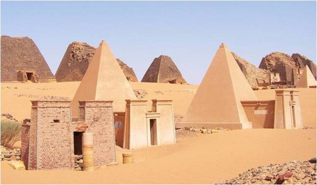 Pyramids in the Sudnese desert photo: sudtourism.com